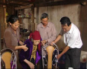 Lãnh đạo UBND huyện Bù Đăng thăm và tặng quà cho người cao tuổi.