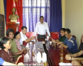 UBND HUYỆN BÙ ĐĂNG THĂM, TẶNG QUÀ GIA ĐÌNH CHÍNH SÁCH TIÊU BIỂU TẠI XÃ THỐNG NHẤT.