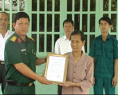 BỘ QUỐC PHÒNG TẶNG NHÀ TÌNH NGHĨA CHO BÀ LƯƠNG THỊ HỒNG.