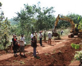 Thôn bình hòa góp sức làm đường, kéo điện.