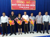 4 cán bộ nhận quyết định của UBND huyện