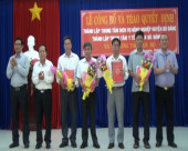 UBND huyện trao quyết định cho các đồng chí được bổ nhiệm