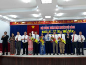 Lãnh đạo HĐND   UBND huyện tặng hoa và chụp hình lưu niệm với các đồng chí thôi không tham gia các chức vụ HĐND  UBND nhiệm kỳ 2016 2021