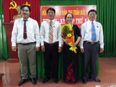 Lãnh đạo HĐND   UBND thị trấn tặng hoa cho đại biểu thôi không tham gia HĐND