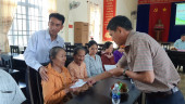 Bù Đăng: Đồng chí Phạm Phước Hải thăm mẹ Việt Nam anh hùng - Trần Thị Bảy và các gia đình chính sách, người có công với cách mạng tại xã Đường 10 và Bình Minh.