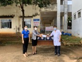 Bí thư huyện Đoàn Bù Đăng – Đào Thị Quế, Phó Chủ tịch UBND huyện Bù Đăng – Thị Diệu Hiền trao quà trung thu cho các cháu thiếu nhi tại khu điều trị F0 – Trung tâm y tế huyện cho đại diện y bác sỹ điều trị bệnh tại khu cách ly