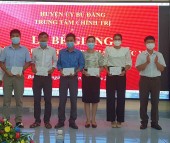 Các học viên được trao Giấy chứng nhận hoàn thành lớp Bồi dưỡng nhận thức về Đảng khóa II 2021