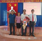 TUV, Bí thư huyện ủy Bù Đăng Vũ Lương , lãnh đạo Ban tổ chức huyện ủy trao Quyết định và hoa chúc mừng đồng chí Lê Văn Ngọc