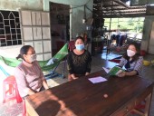 Chị Phan Thị Dịu ( ngồi giữa) đang cùng Hội LHPN xã Đức Liễu đi kiểm tra việc sử dụng vốn của tổ viên