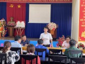 Thành viên Ban Đại diện HĐQT Ngân hàng CSXH huyện Bù Đăng kiểm tra, giám sát hoạt động tín dụng chính sách tại xã Đường 10.