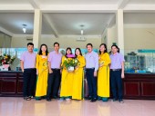 Lãnh đạo Phòng giao dịch NHCSXH huyện chúc mừng ngày Quốc tế phụ nữ 8/3 trong tuần lễ áo dài