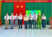 Đảng ủy xã Phú Sơn rao huy hiệu Đảng cho Đảng viên 50 năm tuổi Đảng