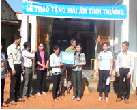 Hội liên hiệp phụ nữ huyện Bù Đăng vận động trao tặng 5 mái ấm tình thương cho phụ nữ nghèo.