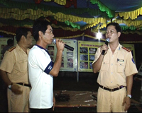 Ban an toàn giao thông tổ chức thi tìm hiểu luật giao thông đường bộ.