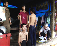 Đoàn công tác xã hội thuộc đài tiếng nói nhân dân thành phố Hồ Chí Minh hỗ trợ xây nhà tình thương cho hộ nghèo xã Đoàn Kết.