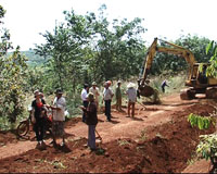 Thôn bình hòa góp sức làm đường, kéo điện.