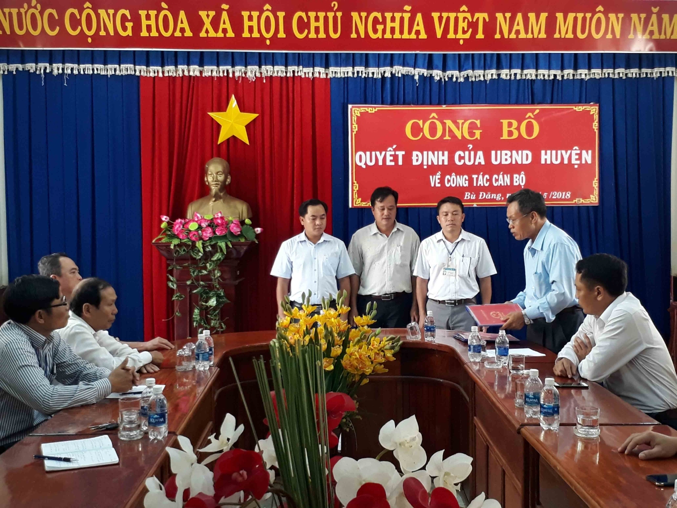 3 cán bộ được điều động nghe Quyết định của UBND huyện về công tác cán bộ