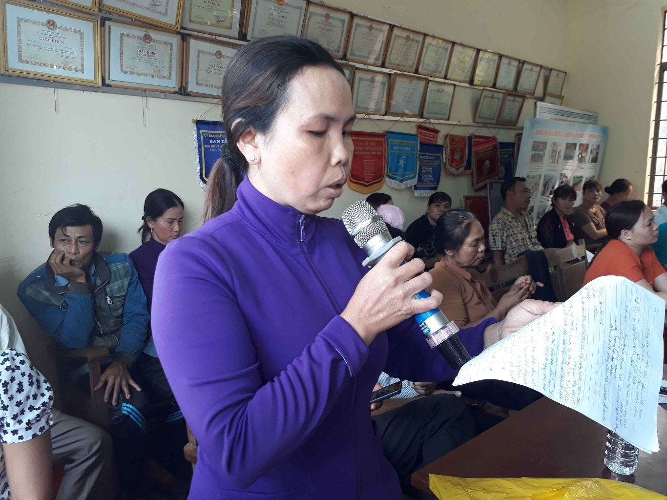 Bà con nhân dân xã Bom Bo kiến nghị tại buổi đối thoại trực tiếp