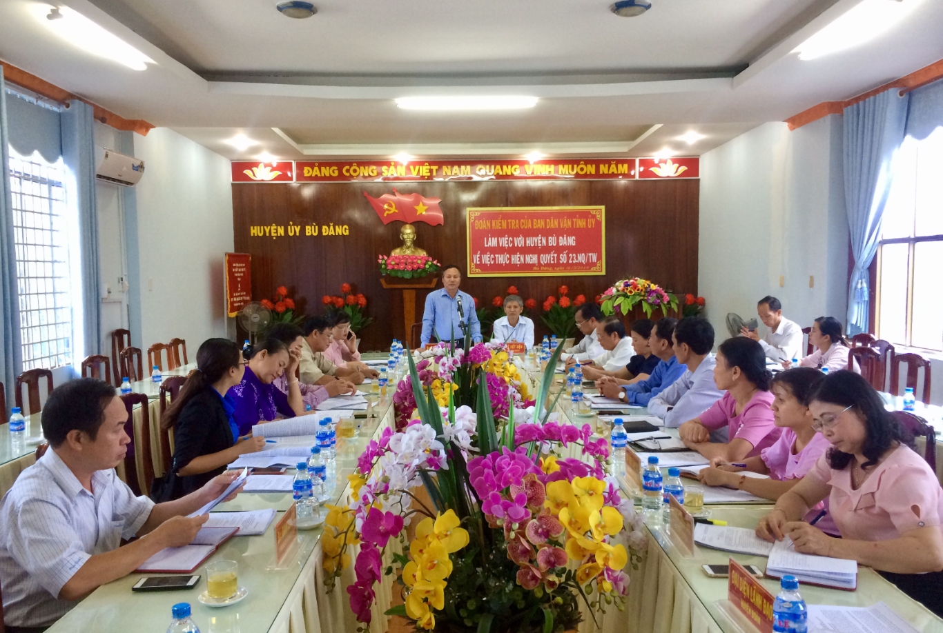 TOAN CANH BUOI LAM VIEC