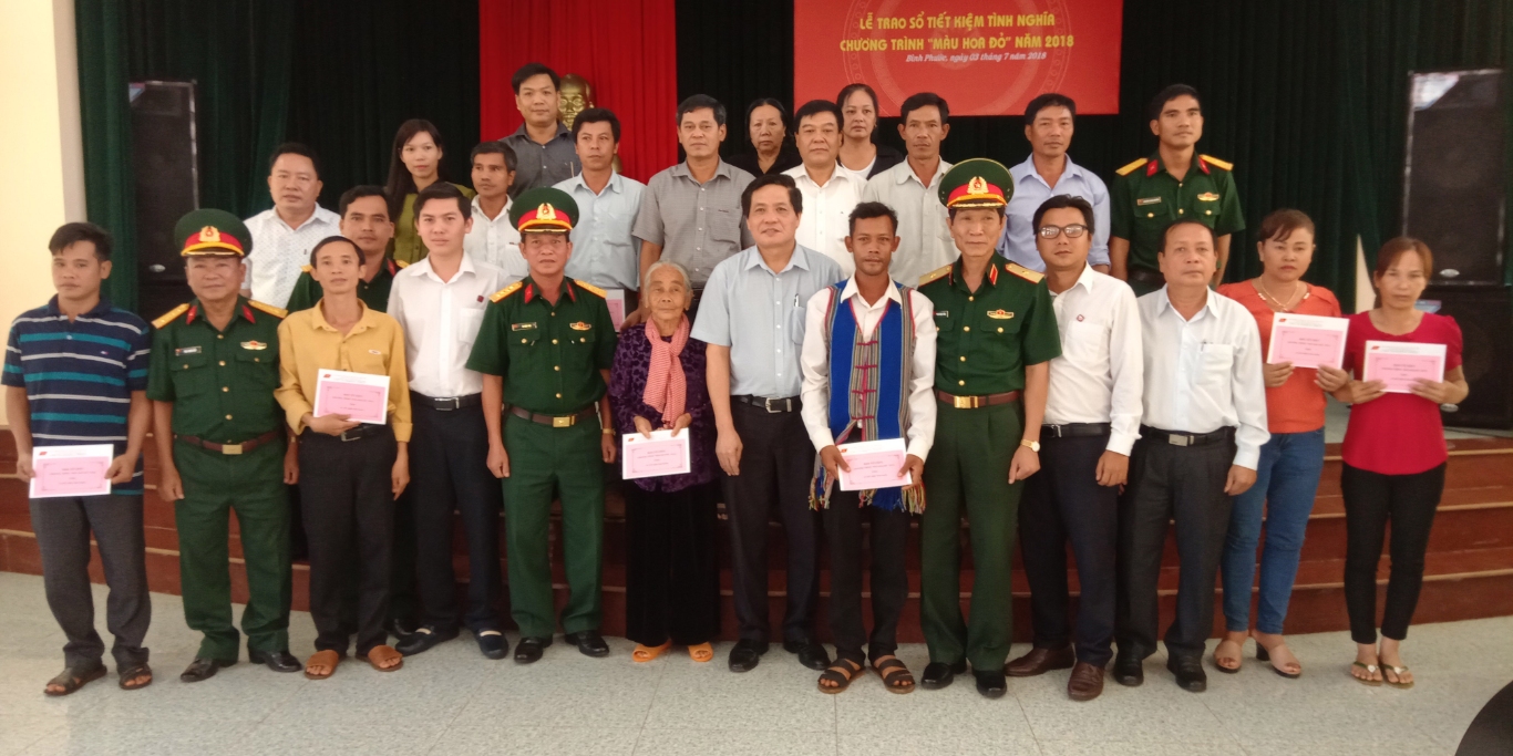 CA DAI BIEU CHUP HINH LUU NIEM VOI CAC GIA DINH CHINH SACH