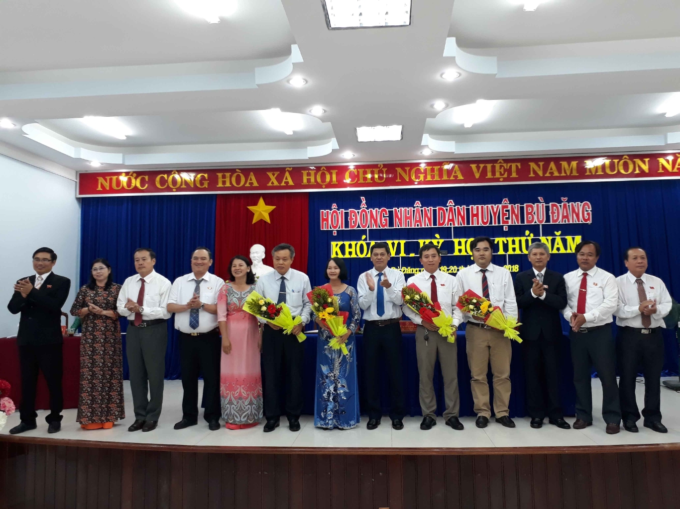 Lãnh đạo HĐND   UBND huyện tặng hoa và chụp hình lưu niệm với các đồng chí thôi không tham gia các chức vụ HĐND  UBND nhiệm kỳ 2016 2021