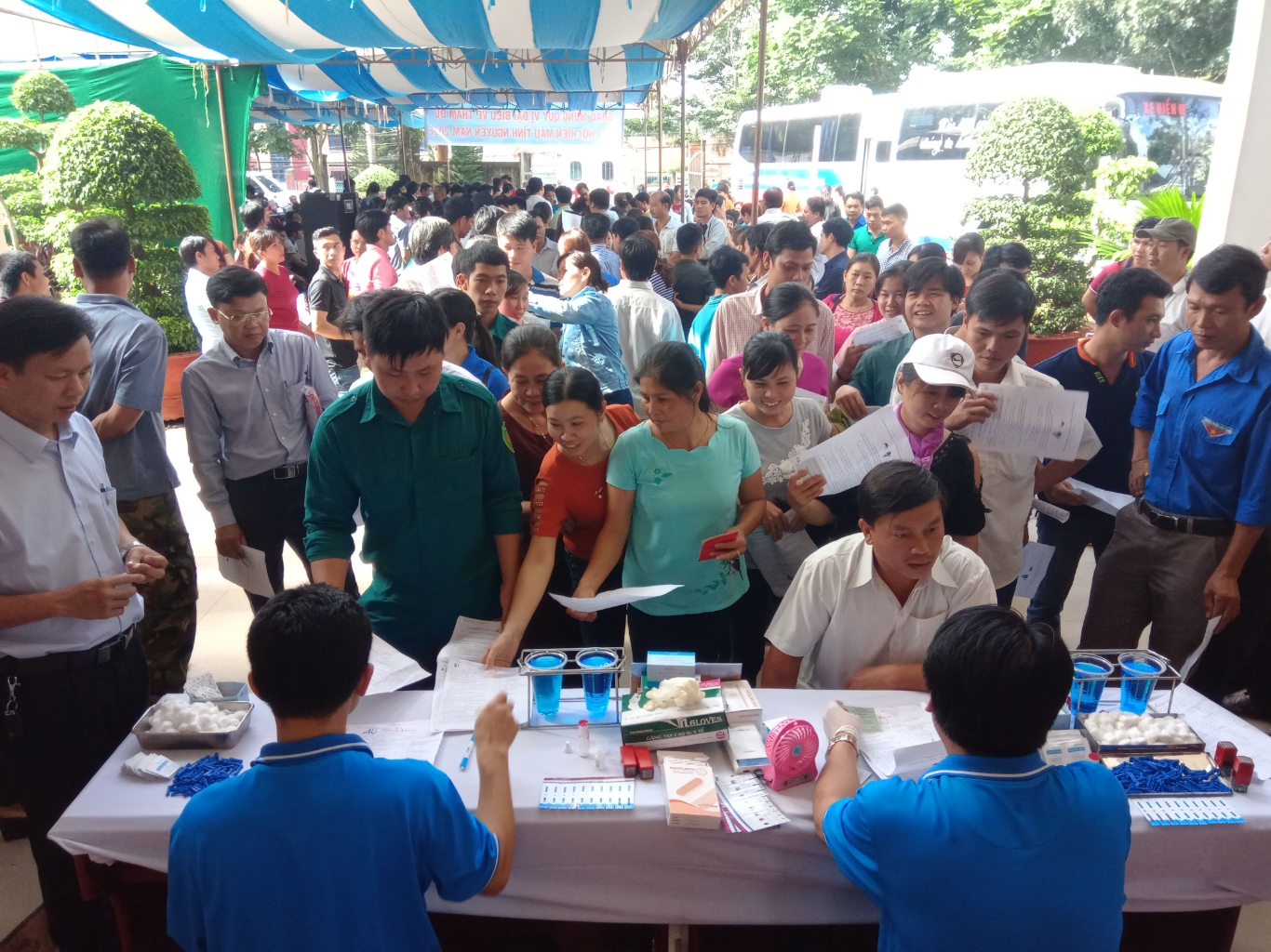 Đông đảo tình nguyện viên đăng ký tham gia hiên máu