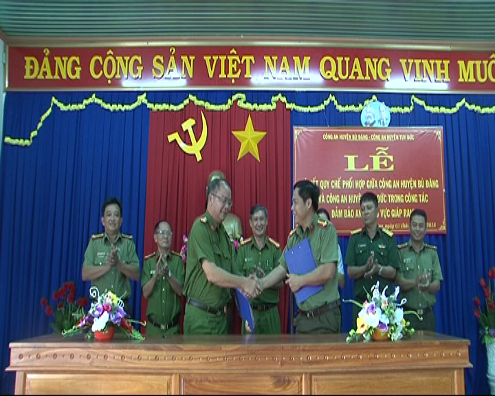 LANH DAO CONG AN 2 HUYEN BAT TAY KY KET QUY CHE PHOI HOP