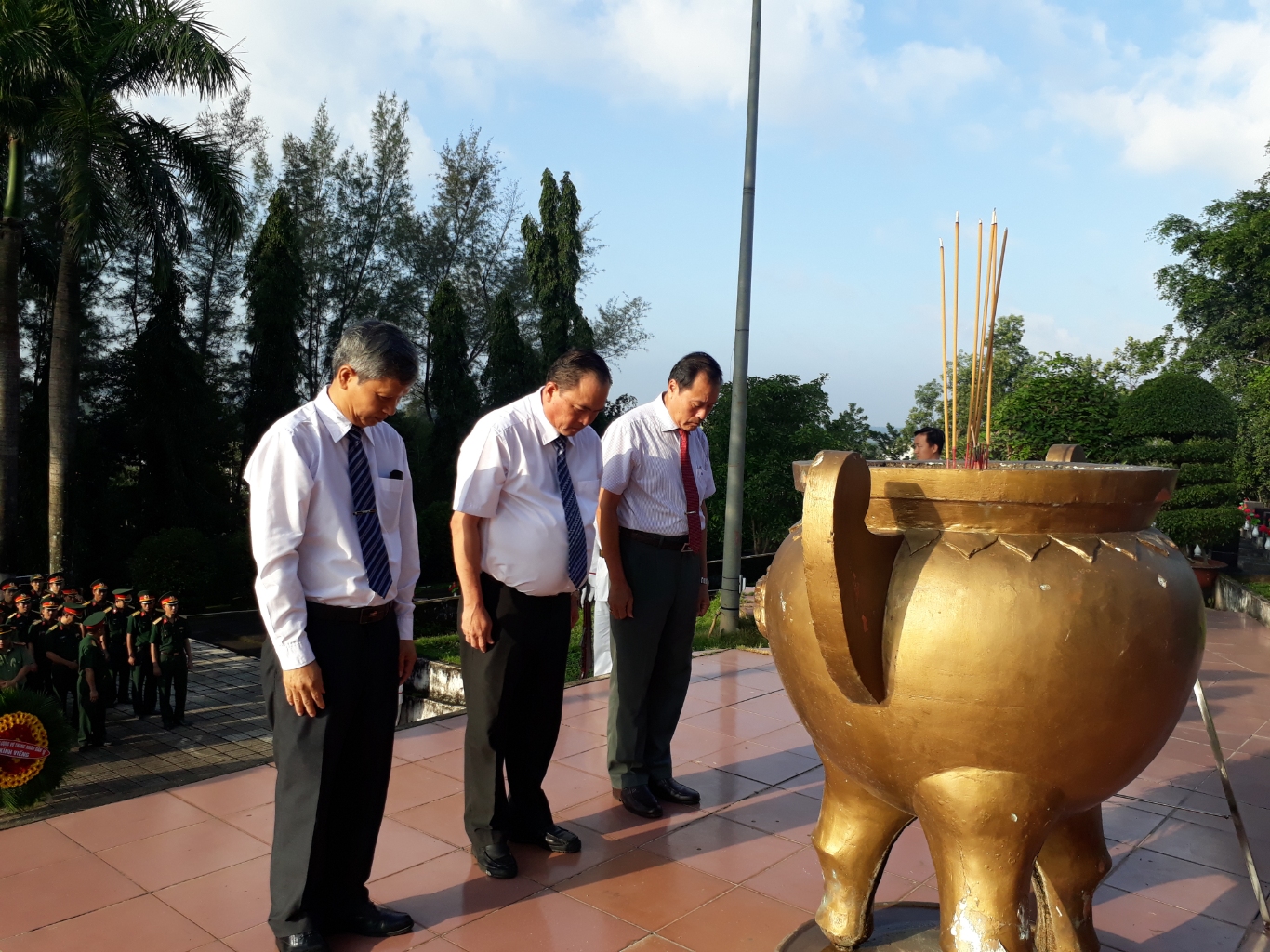 Lãnh đạo Huyện uỷ HĐND UBND UBMTTQVN huyện Bù Đăng tưởng niệm các anh hùng liệt sỹ