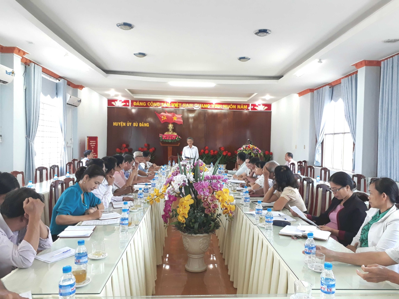 Toàn cảnh buổi làm việc của  Thường trực huyện uỷ Bù Đăng với cán bộ, nhân viên khối Mặt trận đoàn thể huyện