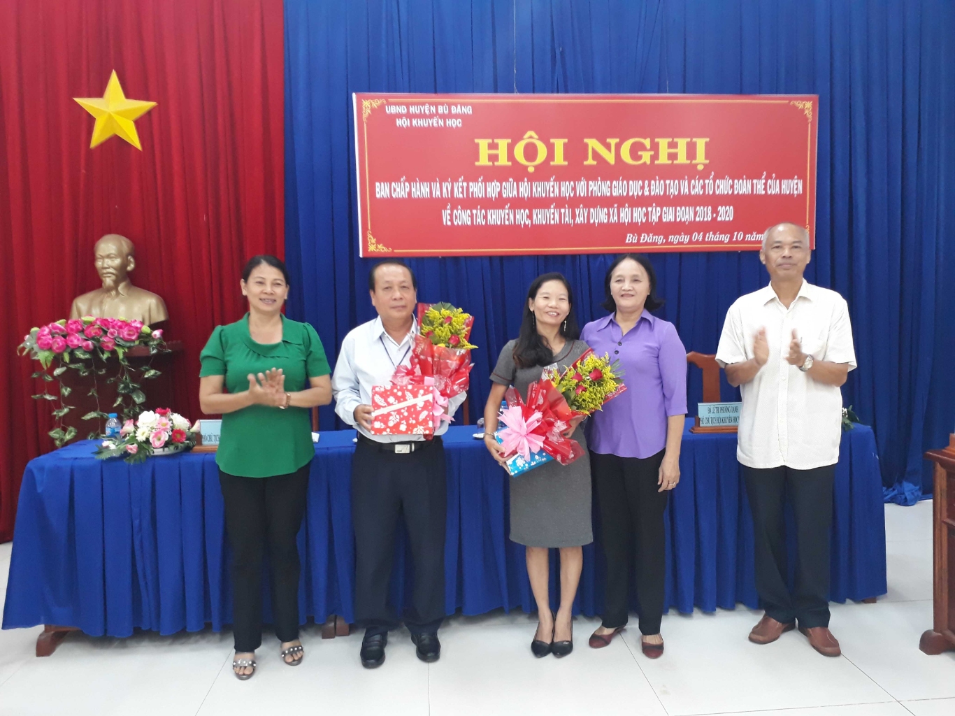 Phó chủ tịch UBND huyện Chủ tịch Hội khuyến học huyện Bù Đăng nhiệm kỳ 2015 2020 Điểu Hà Hồng Lý và đại diện Ban chấp hành Hội tặng hoa cho các đồng chí thôi không làm nhiệm vụ (2)