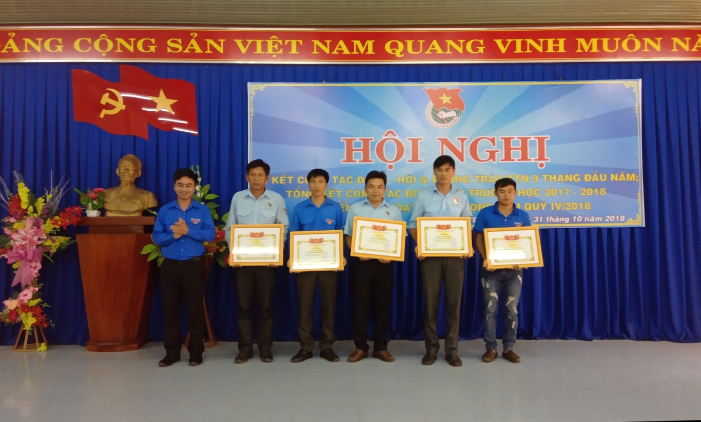 BT tỉnh Đoàn Trần Quốc Duy tặng bằng khen cho các tt, cn