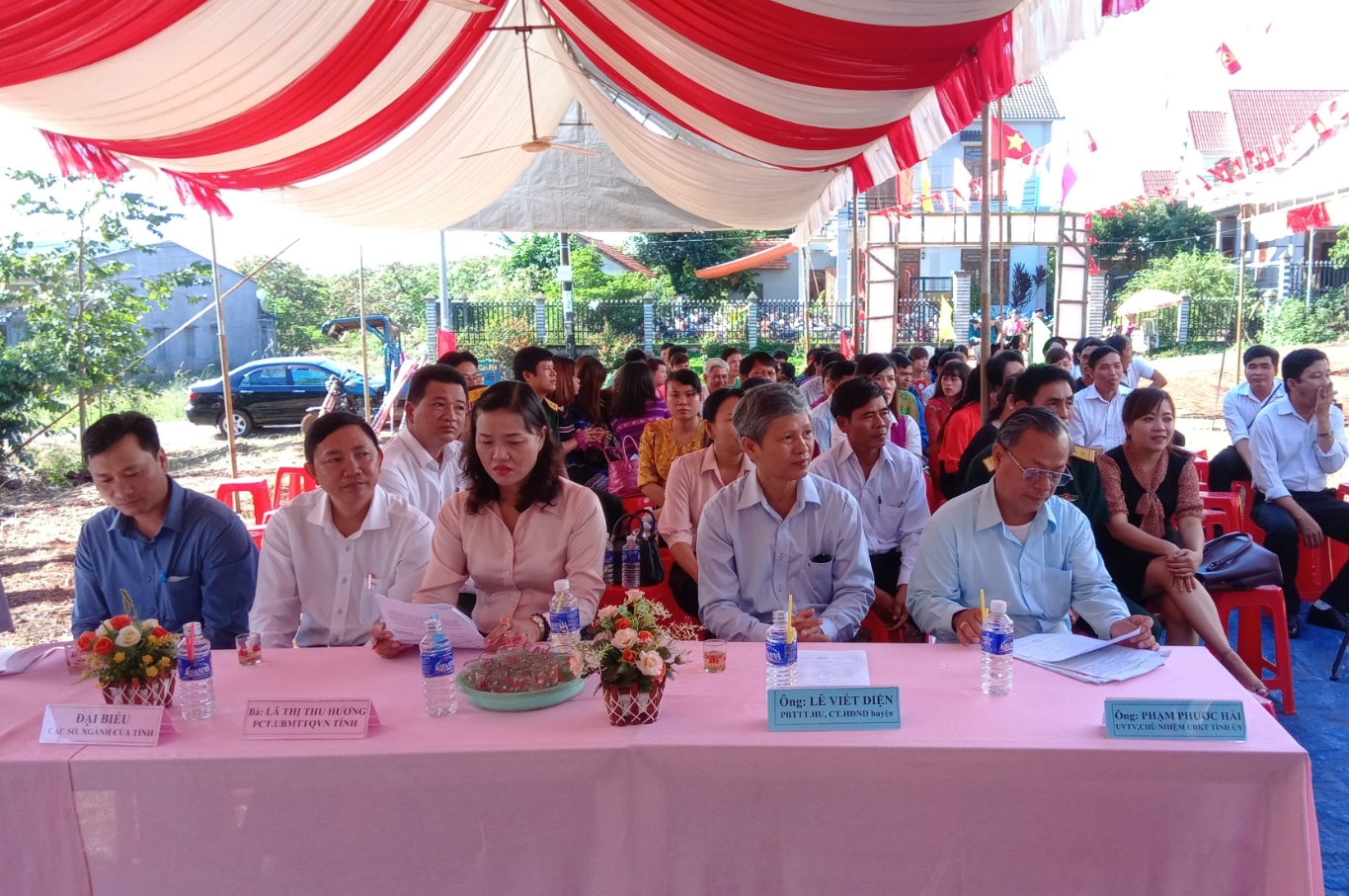 các đại biểu tỉnh huyện về dự ngày hội ĐK