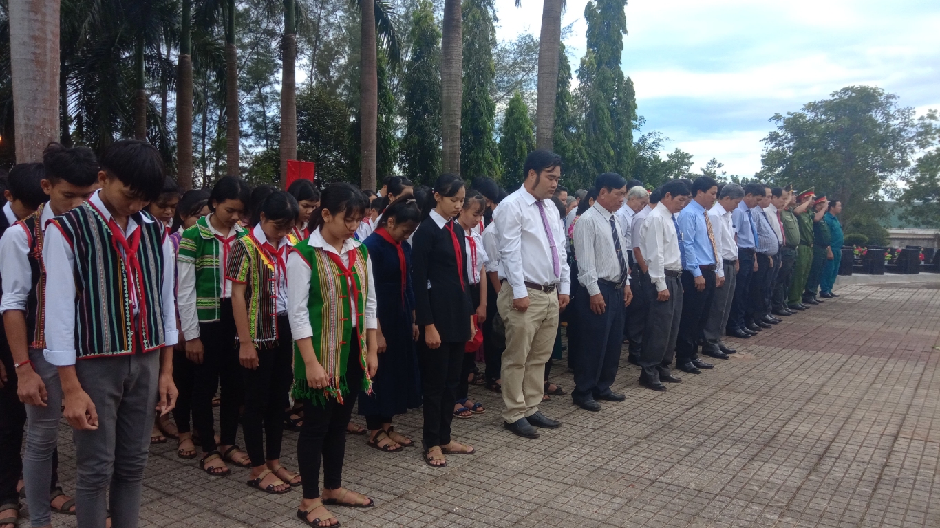 các đại biểu về dự lễ viếng