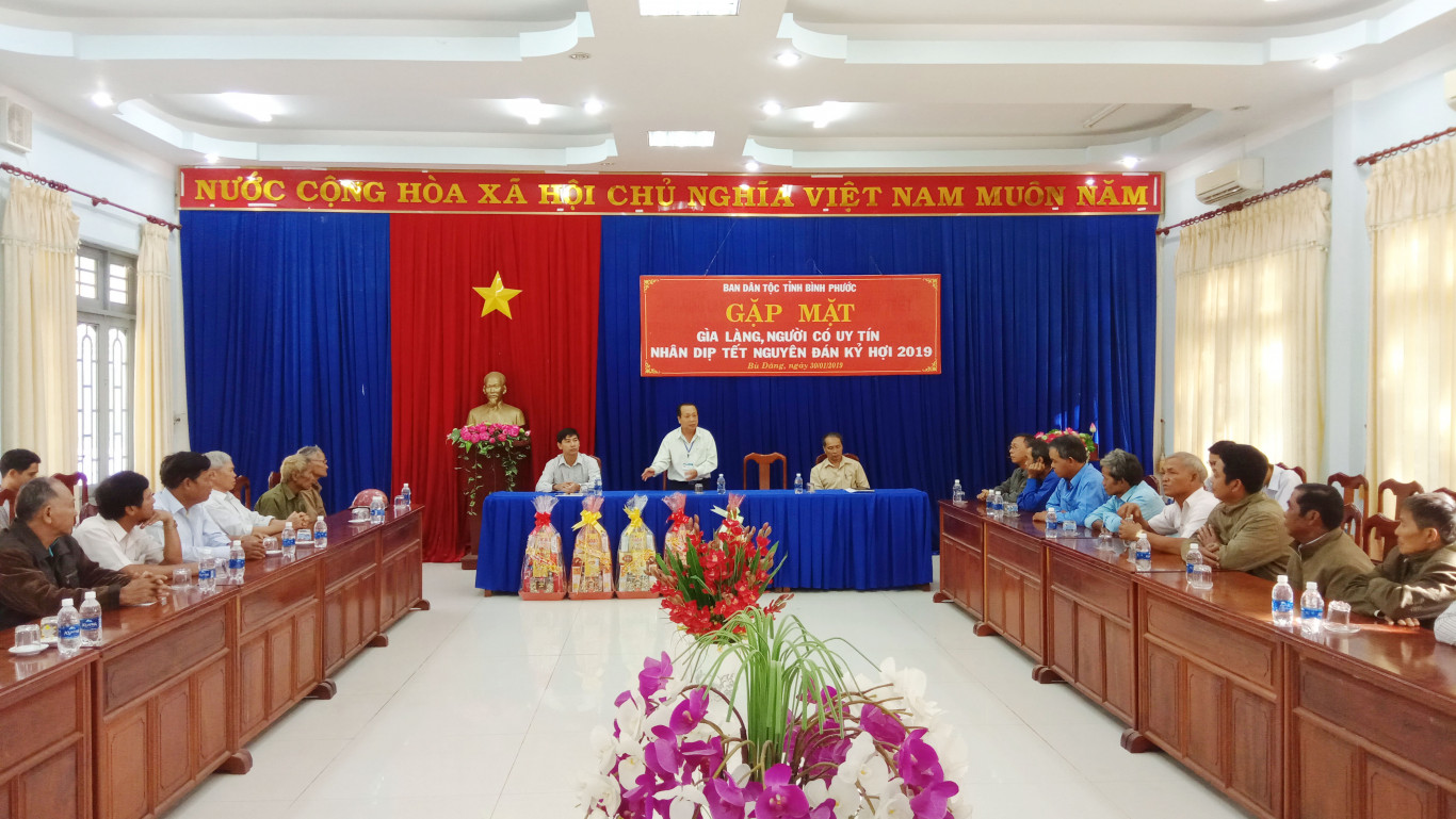 Lãnh đạo huyện gặp mặt, chúc tết già làng, người có uy tín trên địa bàn huyện.