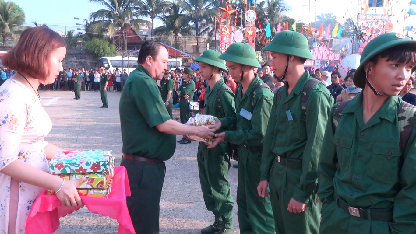 Bù Đăng giao 110 thanh niên  lên đường nhập ngũ đạt 100% chỉ tiêu.