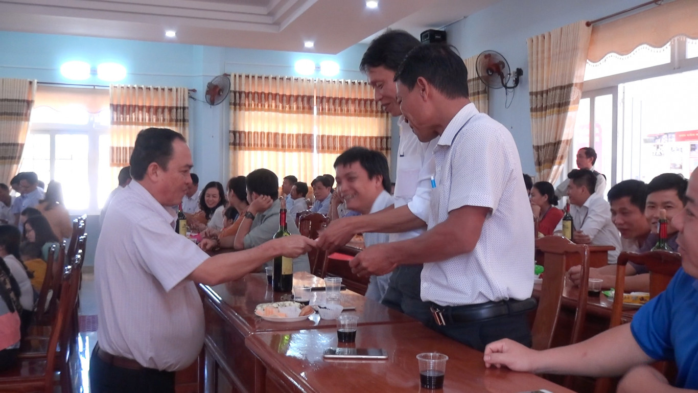 Thường trực huyện ủy gặp mặt cán bộ, công chức, viên chức, người lao động đầu xuân Kỷ Hợi 2019.