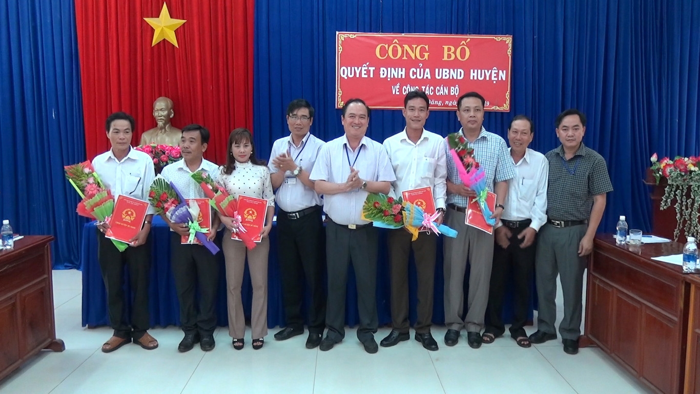 Bù Đăng công bố trao quyết định điều động, bổ nhiệm cán bộ thuộc các phòng ban chuyên môn.