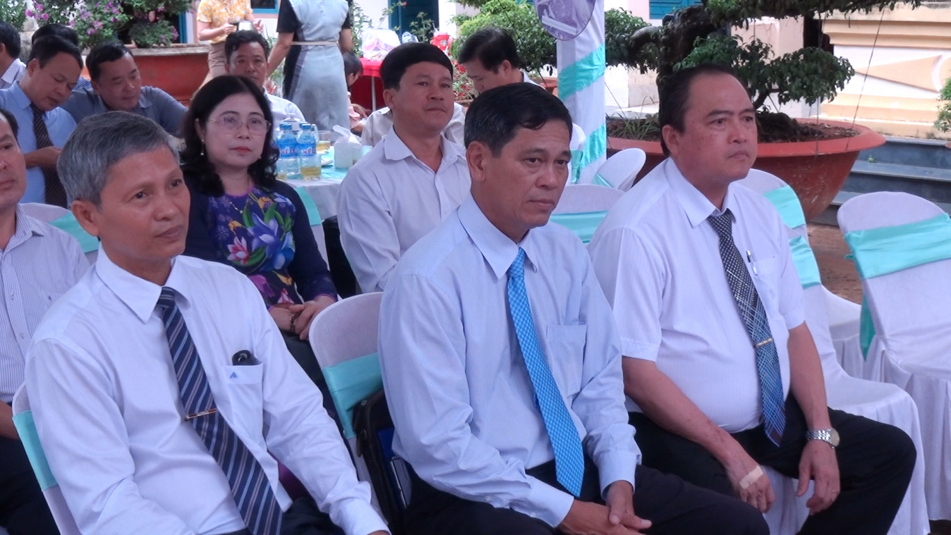 c c ng ch l nh o v d bu i ra m t cu n l ch s llvt b ng giai o n 1945 2015