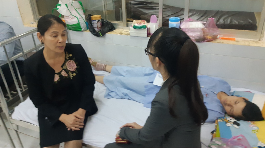 Bù Đăng: Lãnh đạo huyện Bù Đăng thăm, chia sẽ gia đình sản phụ bị tài xế bỏ rơi giữa đường tại xã Thống Nhất.