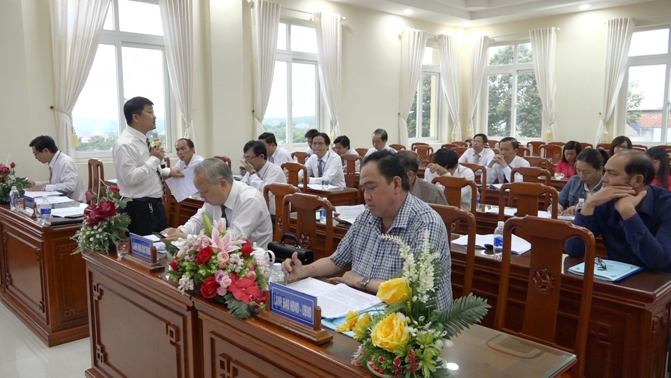 l nh o chi c c thu huy n l m r m t s ki n ngh c a i bi u t i h i ngh