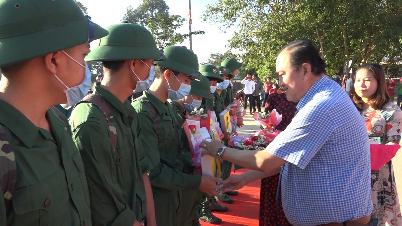 ch t ch ubnd huy n nguy n thanh b nh t ng qu cho t n binh