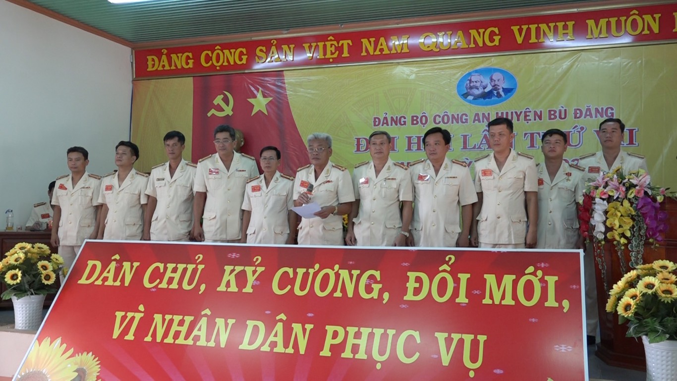 ban ch p h nh kh a m i ph t bi u nh n nhi m v v ra m t i h i