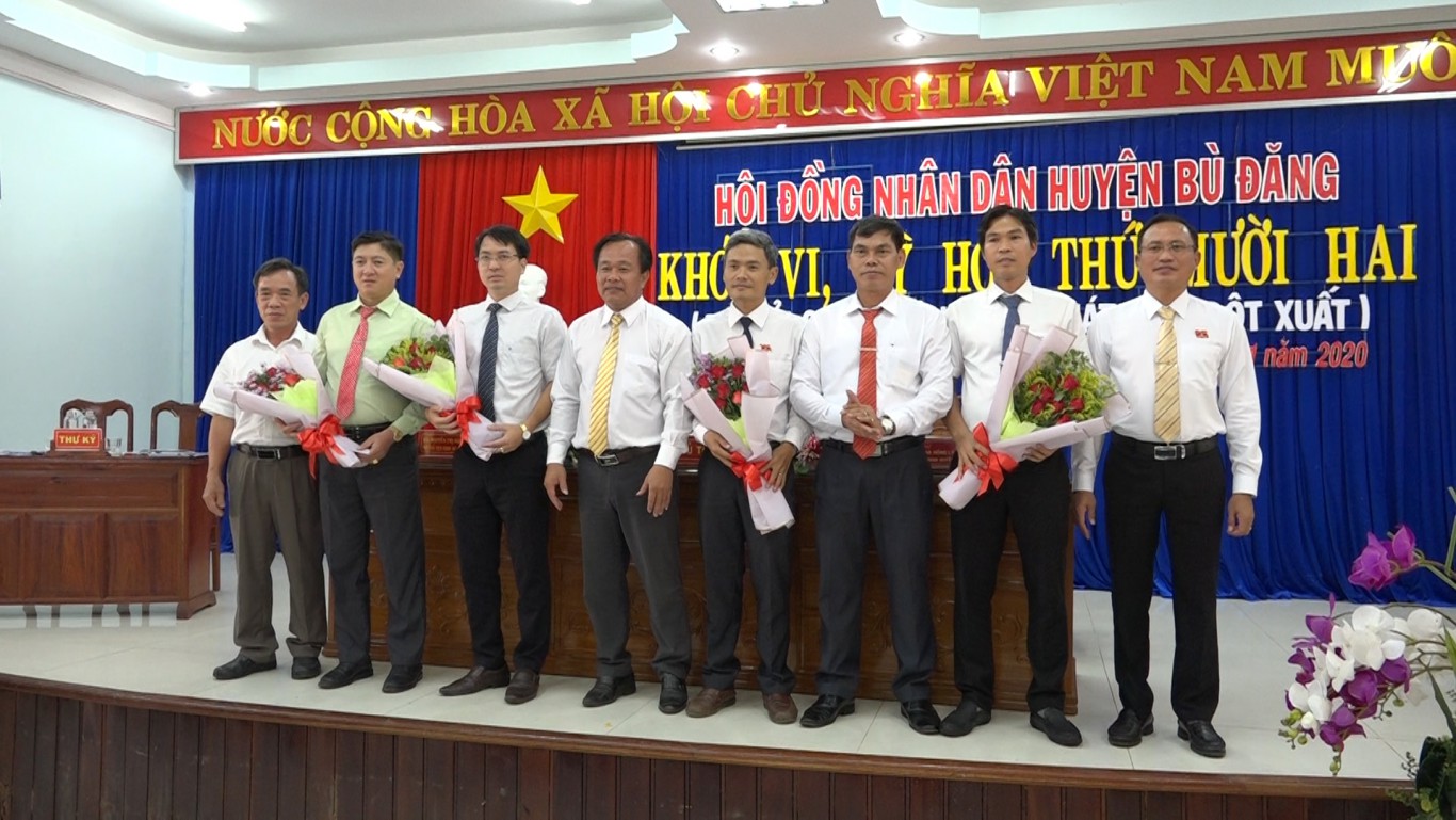 L nh   o huy n ch c m ng c c   ng ch  tr ng c  ch c danh  y vi n UBND huy n