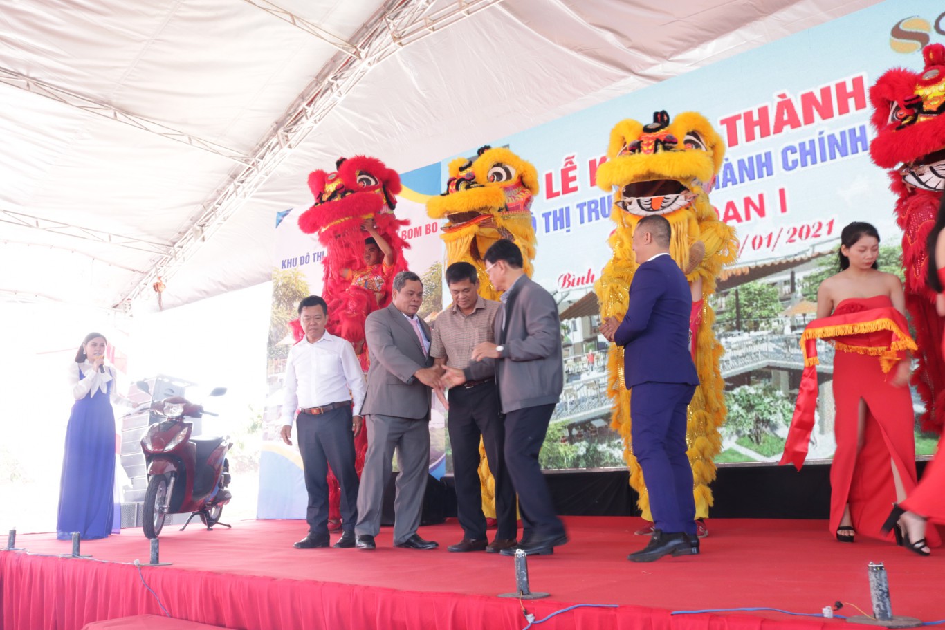 01 Nguyen bi thu tinh uy Nguyen huu Luat chuc mung cong ty Thai Thanh