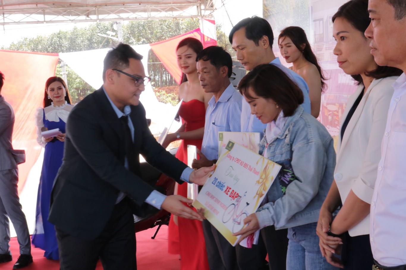 01 Trao bang t ng trung tang 100 xe dap cho 5 xa