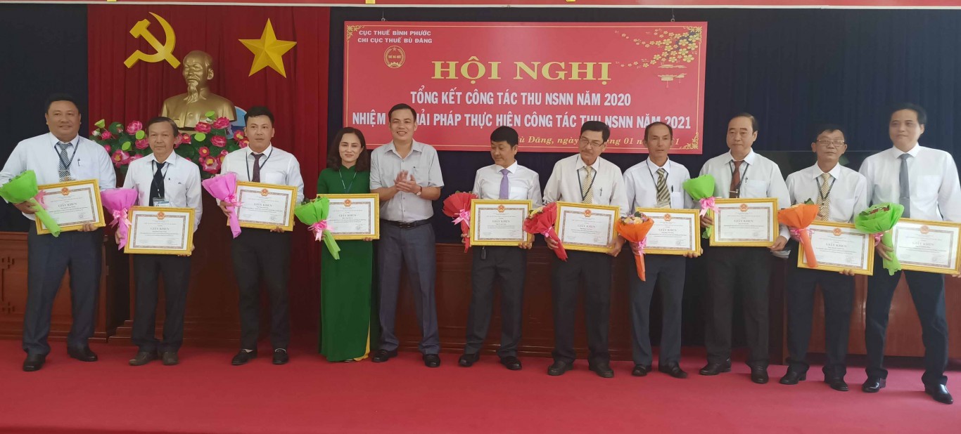 L nh   o UBND huy n trao Gi y khen cho c c c  nh n ho n th nh t t c ng t c thu NSNN n m 2020