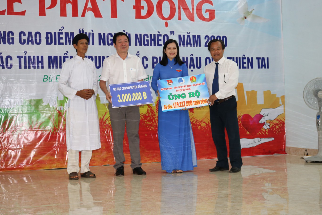 Bí thư huyện Đoàn Bù Đăng – Đào Thị Quế thay mặt tuổi trẻ Bù Đăng trao tiền ủng hộ đồng bào lũ lụt miền trung và Quỹ vì người nghèo huyện Bù Đăng