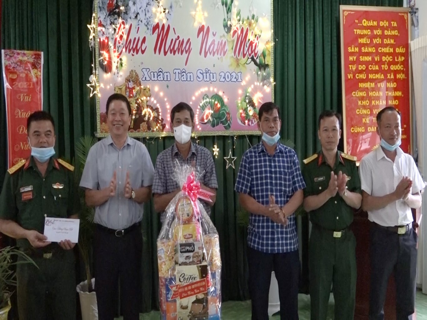 Th  ng tr c huy n  y th m ch c t t ban ch  qu n s  huy n