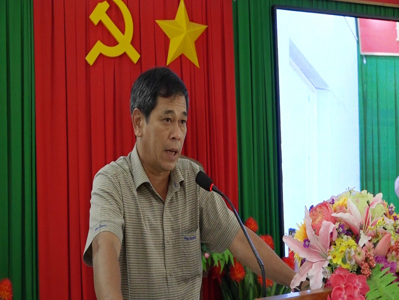 TUV B  th  huy n  y Hu nh H u Thi t ph t bi u t i h i ngh