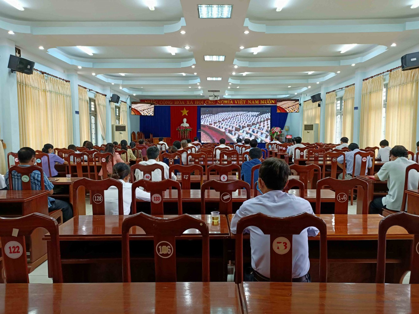 To n c nh c c   i bi u tham d H i ngh tr c tuy n t i  i m c u huy n B    ng